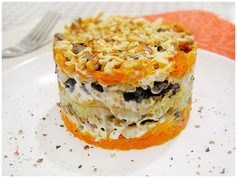 Салат слоеный с курицей и грибами с