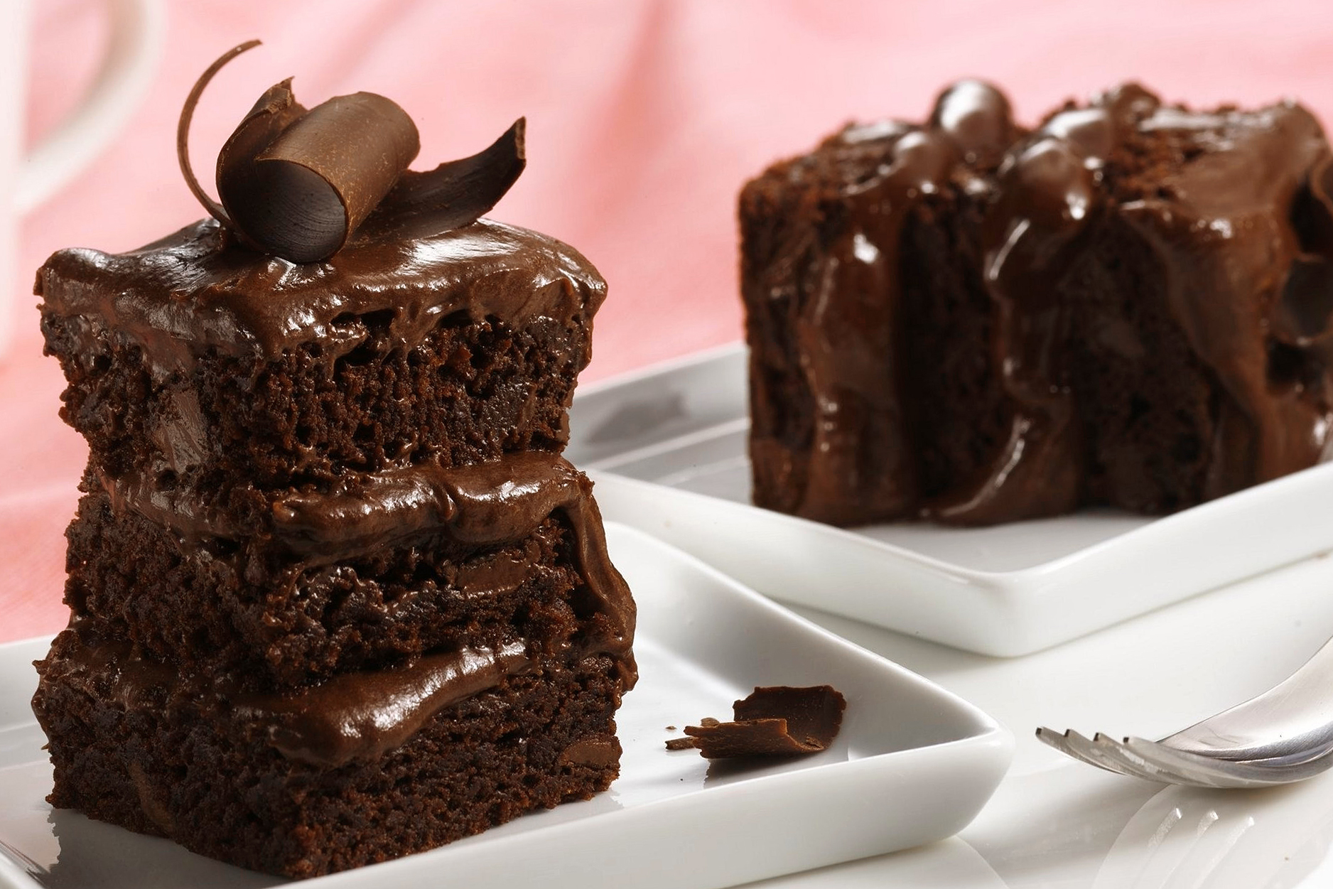 Брауни 1. Шоколадные пирожные Брауни. Шоколадный Брауни классический. Торт Брауни шоколадный. Американский десерт Брауни.