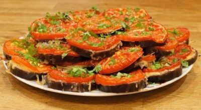 Баклажаны кружочками в духовке с сыром и помидорами